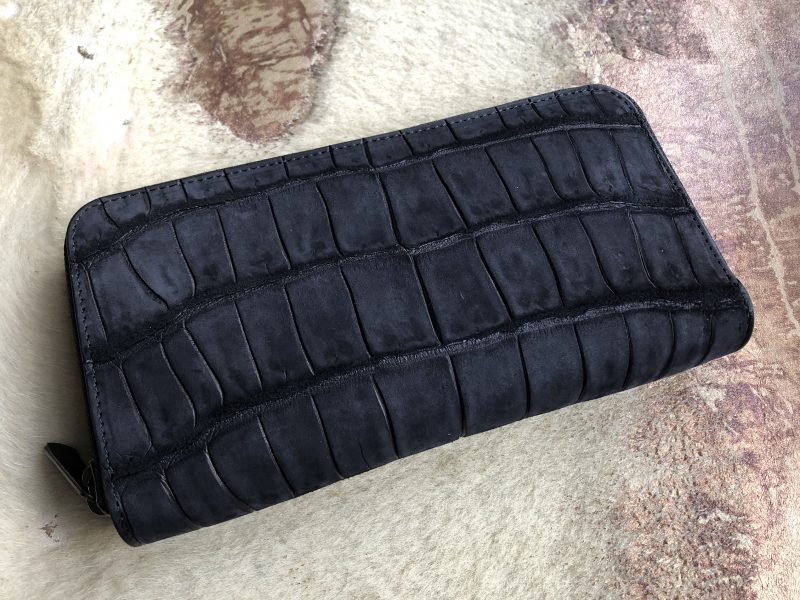 黒のマットクロコのラウンドファスナー長財布