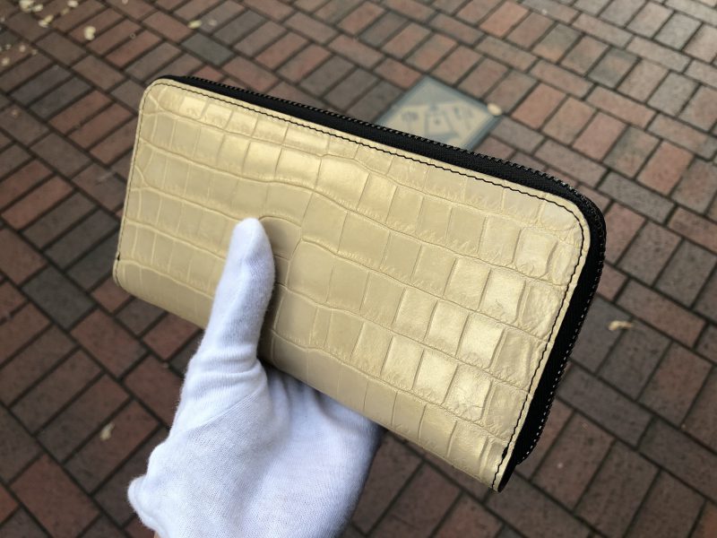ゴールドのナイルクロコラウンドファスナー長財布