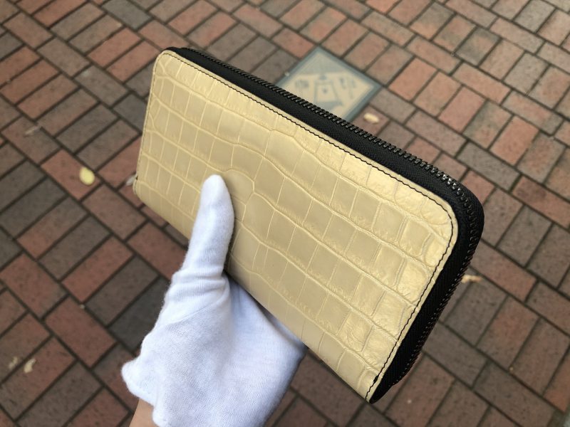 ゴールドのナイルクロコラウンドファスナー長財布