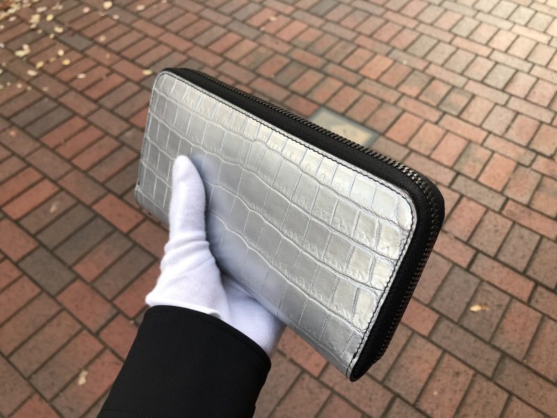 シルバーのナイルクロコラウンドファスナー長財布