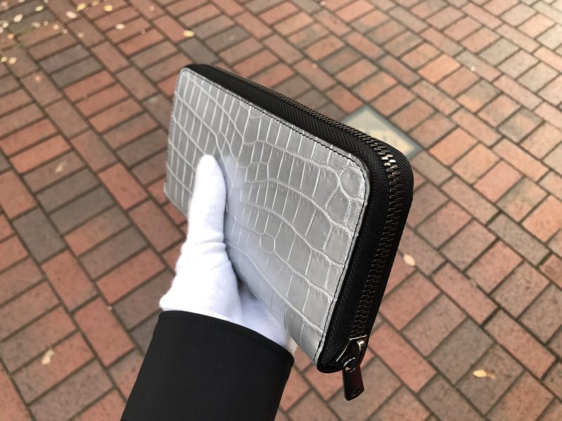 シルバーのナイルクロコラウンドファスナー長財布